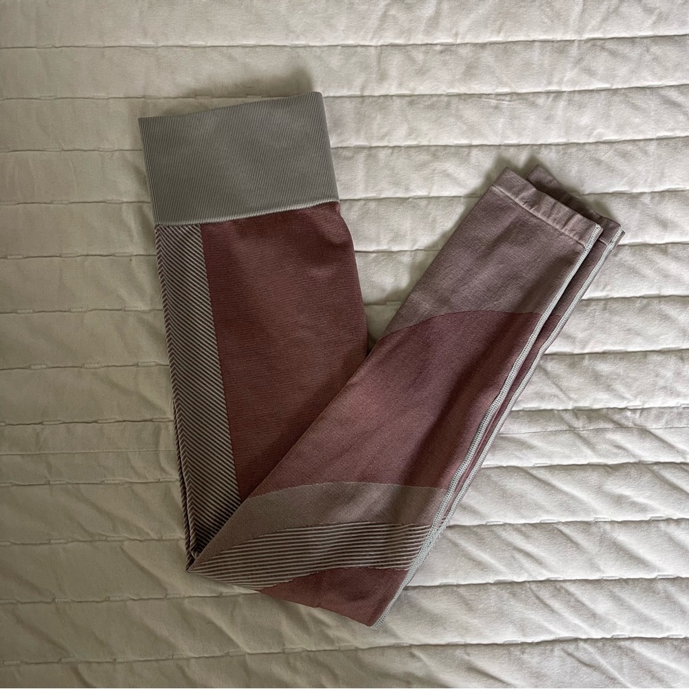 LIKE NEW! CJLA Women’s Medium Maroon/Gray Leggings